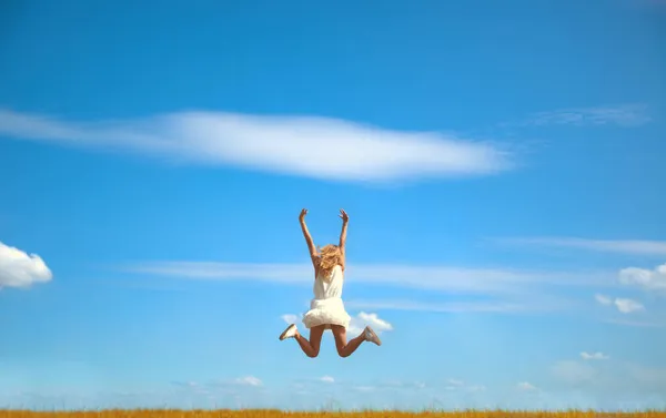 Mujer Rubia Saltando Alegría Sobre Fondo Azul Del Cielo —  Fotos de Stock