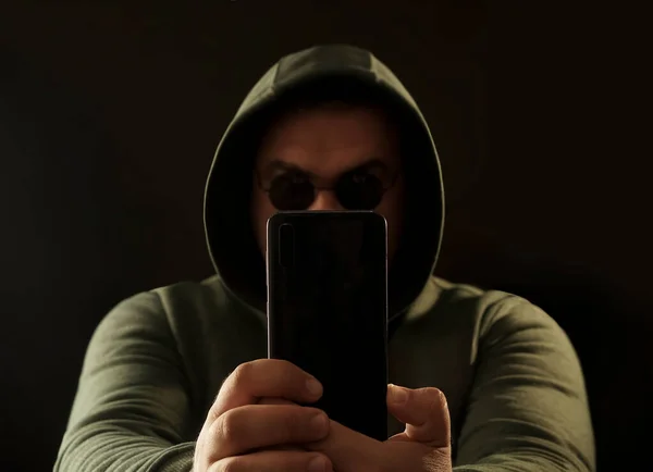 Homem Capuz Olhar Para Smartphone Homem Óculos Hoodie Escreve Uma — Fotografia de Stock