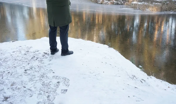 Widok Tyłu Turysty Ciepłej Kurtce Stojącego Odległym Zimnym Wybrzeżu Zamarzniętą — Zdjęcie stockowe