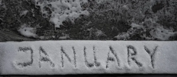 という言葉は雪に覆われたボードの背景に書かれています — ストック写真