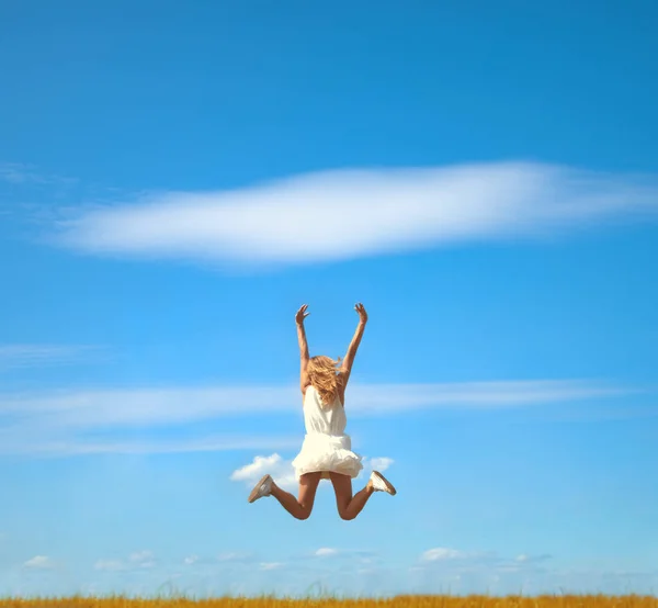 Blond Vrouw Springen Voor Vreugde Blauwe Hemel Achtergrond — Stockfoto