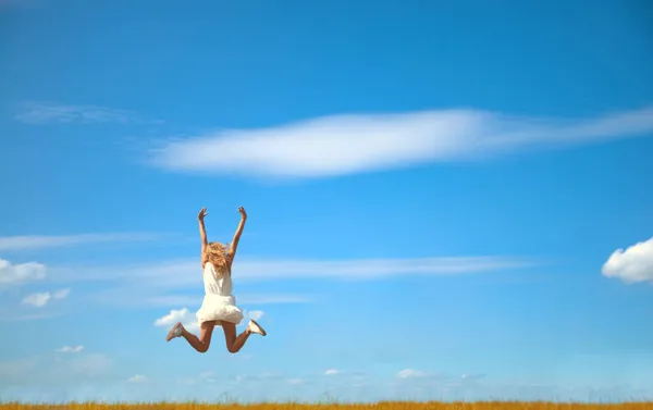 Mujer Rubia Saltando Alegría Sobre Fondo Azul Del Cielo —  Fotos de Stock