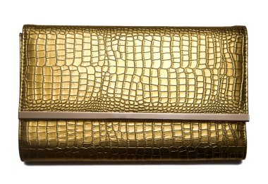 Beyaz arka planda izole edilmiş altın deri debriyaj. sarı laquer çanta 