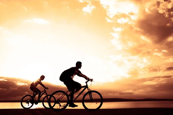 Lege Ruimte Sportieve Vrienden Fiets Bij Zonsondergang Fietsers Rijden Langs — Stockfoto