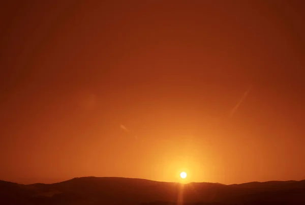Schöne Orangefarbene Sonnenuntergangs Oder Sonnenaufgangslandschaft Ohne Wolken — Stockfoto