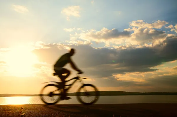 Movimiento Borroso Hombre Bicicleta Por Carretera Asfalto Vista Lateral Mar — Foto de Stock