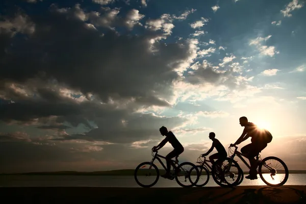 Tomma Rymden Sportiga Vänner Cyklar Vid Solnedgången Cyklister Rider Längs — Stockfoto