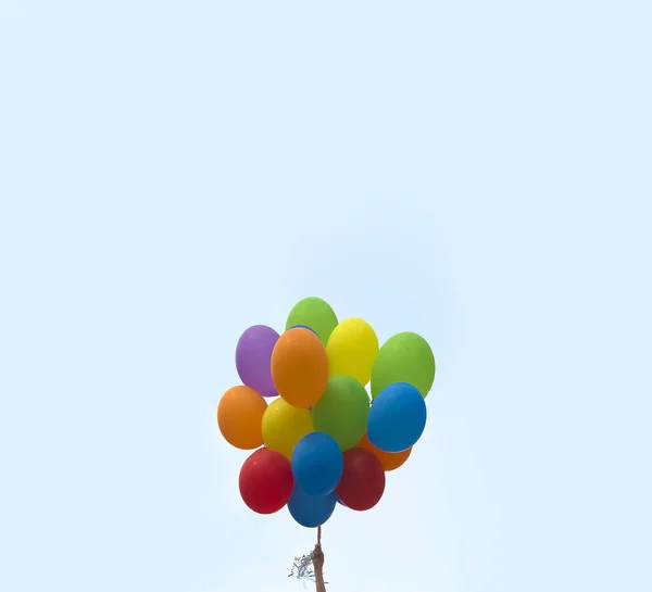 Mano Femenina Sosteniendo Racimo Globos Colores Sobre Fondo Azul Cielo — Foto de Stock