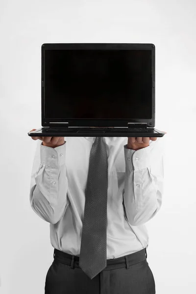 Onherkenbare Zakenman Die Zijn Laptop Met Wit Leeg Scherm Gezichtshoogte — Stockfoto