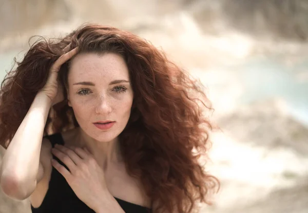 Retrato Moda Verão Linda Menina Adulta Jovem Sardenta Com Cabelo — Fotografia de Stock