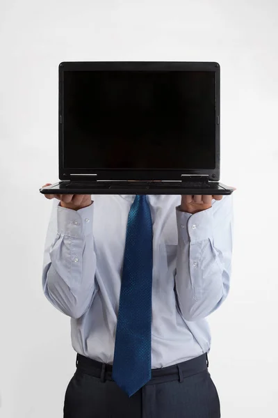 Nierozpoznawalny Biznesmen Trzymający Laptopa Białym Czystym Ekranem Wysokości Twarzy Stojący — Zdjęcie stockowe