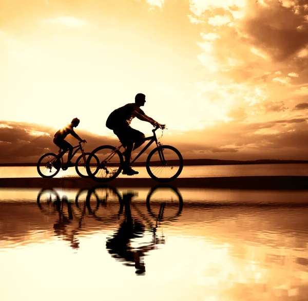 Spazio Vuoto Amici Sportivi Bicicletta Tramonto Ciclisti Cavallo Lungo Costa — Foto Stock