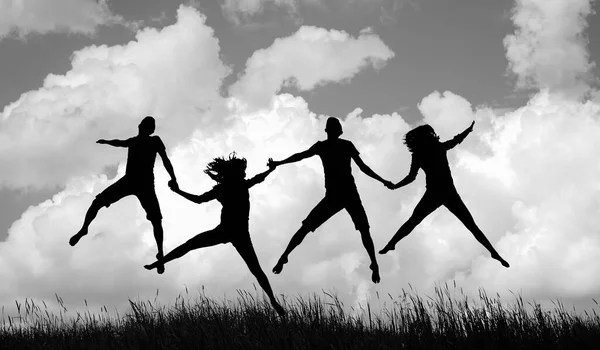 Silueta Grupo Jóvenes Tomados Mano Bailando Saltando Cielo Prado Primavera — Foto de Stock