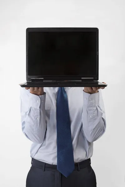 Nierozpoznawalny Biznesmen Trzymający Laptopa Białym Czystym Ekranem Wysokości Twarzy Stojący — Zdjęcie stockowe