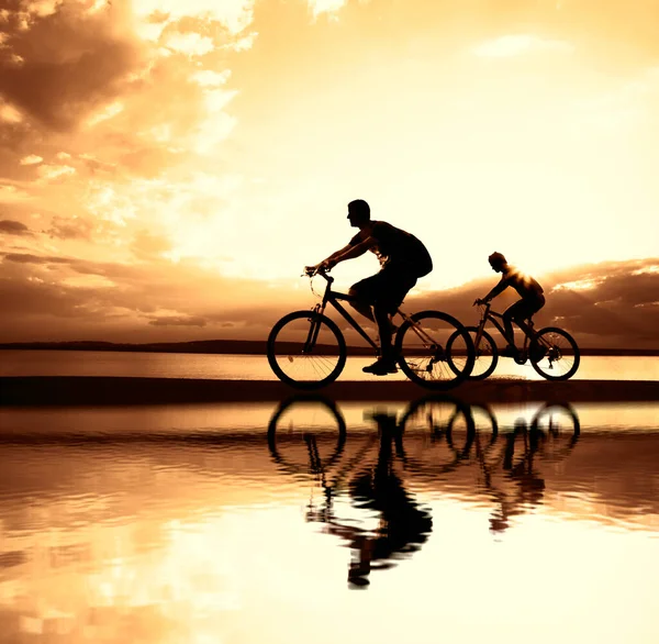 Espacio Vacío Amigos Deportivos Bicicletas Atardecer Ciclistas Largo Costa Deporte —  Fotos de Stock