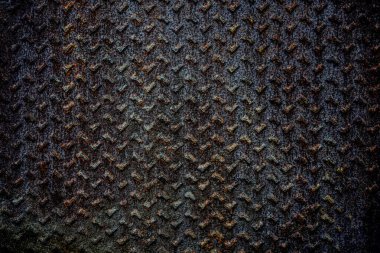 Eski, pürüzsüz, elmas kaplama desenli kahverengi, paslı, eski tarz bir arka plan. Pas demiri. Elmas desenli metal tabaka. çelik yüzey