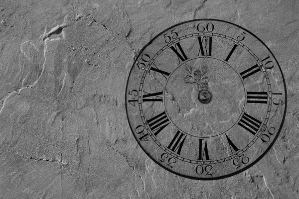 碑文のための空のコピースペースと石の壁の背景に黒い時計 ローマ数字とアラビア数字とヴィンテージクロック 壁の時計の顔はアパートのベージュの壁に素朴なダイヤル — ストック写真