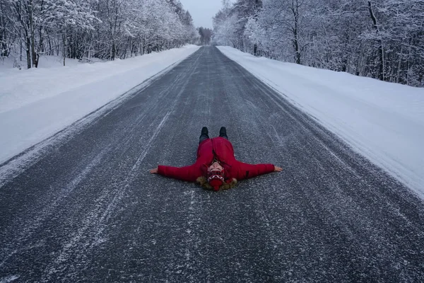 Jovem Roupas Quentes Chapéu Coloca Longo Estrada Coberta Neve Inverno — Fotografia de Stock