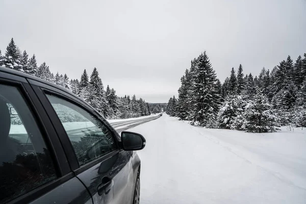 Passagerarbilen Åker Snöig Vinterväg Skogen Farliga Körförhållanden Vintern Molnigt Väder — Stockfoto