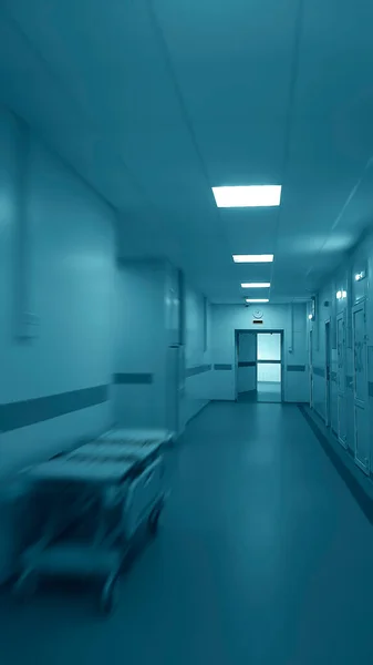 Длинный Коридор Медицинской Кроватью Современной Больнице Интерьер Больницы Большим Количеством — стоковое фото