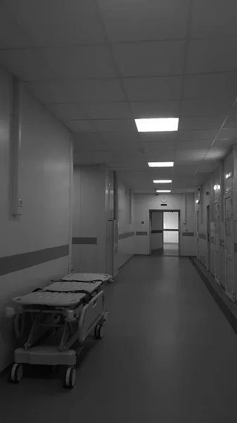 Lång Korridor Med Medicinsk Säng Modernt Sjukhus Sjukhusinteriör Med Mycket — Stockfoto