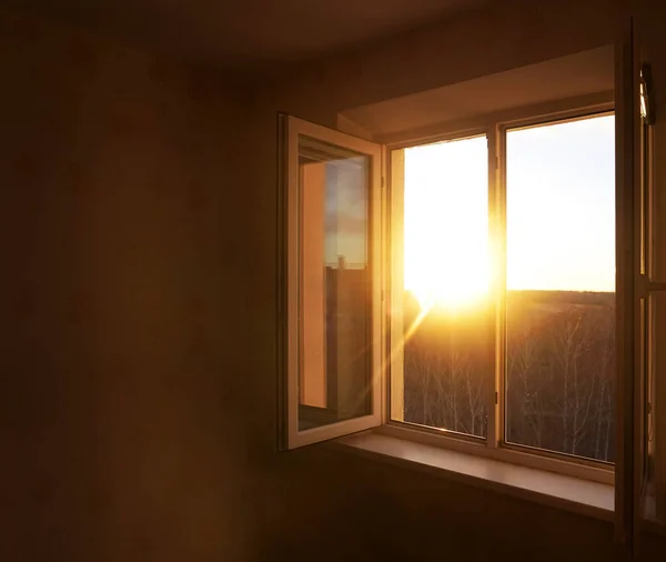 Csodálatos Kilátás Ablakból Napfelkeltekor Nap Erdő Naplemente Ablakokon Őszi Szezon — Stock Fotó