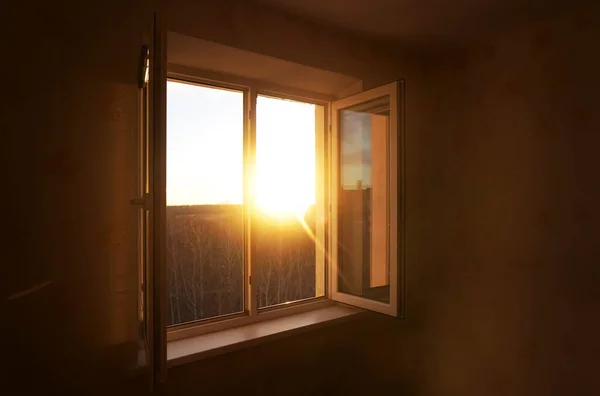 Csodálatos Kilátás Ablakból Napfelkeltekor Nap Erdő Naplemente Ablakokon Őszi Szezon — Stock Fotó