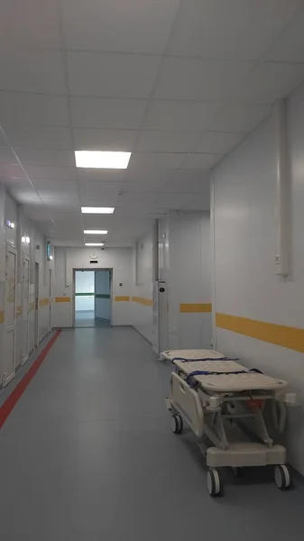 现代医院有长廊 有病床 医院内部有大量的复制空间 医院空旷走廊的内部 设有多个房间 接待处提供无轨电车服务 — 图库照片