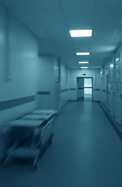 Длинный Коридор Медицинской Кроватью Современной Больнице Интерьер Больницы Большим Количеством — стоковое фото