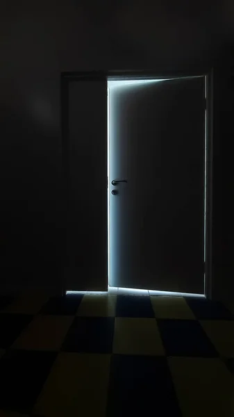 Kapının Ardındaki Umut Fırsatı Temsil Eden Karanlık Bir Koridorun Sonundaki — Stok fotoğraf