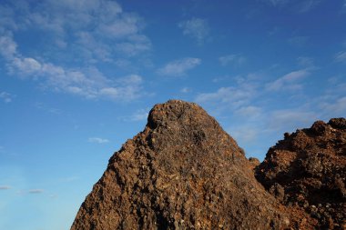 Demir cevheri yığını manzarası. Madencilik endüstrisi. Kömür kömürü yanmış, doku yığını üst görünüm. Doğa kayası Kızıl Arkaplan harcanmış kömür.