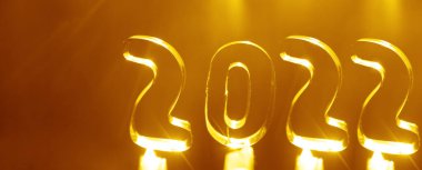 Gümüş Numaralar 2022, gri arka planda, güneş ışığında yakın plan. Yeni yıla hoş geldin kavramı. Yazı için boş kopyalama alanı.                      