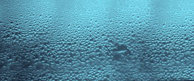 Pencere camına yağmur düştükten sonra. gri gökyüzü arkaplanı.