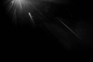 Göksel güneş ışığı parlıyor. Kara Arkaplan 'da ışık ve toz örtüsü. 