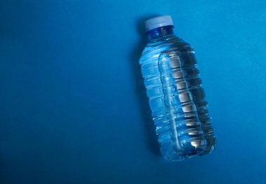 Kağıt arkaplanda izole edilmiş plastik soda şişesi. Yazı için boş kopyalama alanı. 