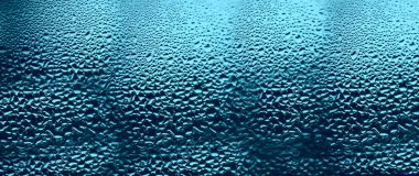 Pencere camına yağmur düştükten sonra. gri gökyüzü arkaplanı.