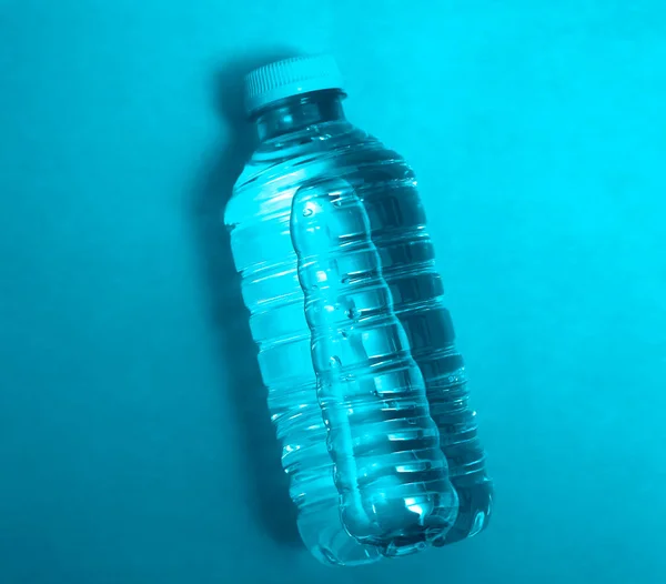 塑料瓶的闪光水隔离在纸的背景 供登记用的空复制空间 — 图库照片