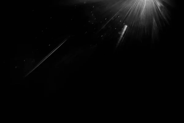 エーテル系太陽光フレア 黒の背景に光の炎と塵が重なり合う — ストック写真