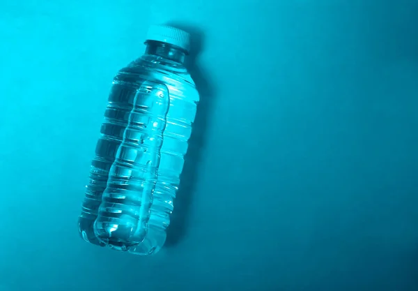 Botella Plástico Agua Con Gas Aislado Fondo Papel Espacio Copia —  Fotos de Stock