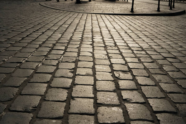 старые плиты мощения, каменный тротуар, дорога в европейском стиле, текстура камней. Озил, Польша