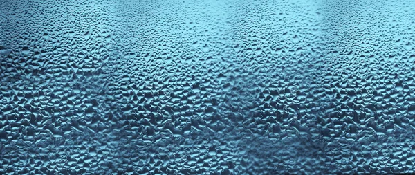 Pencere camına yağmur düştükten sonra. gri gökyüzü arkaplanı.