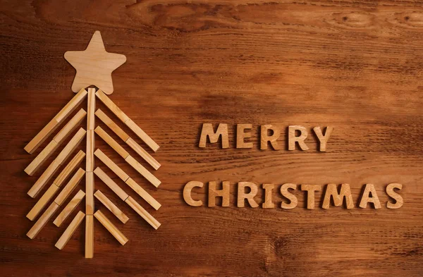 许多木块做成的飘飘然的木制圣诞树和用木制信件做成的欢乐圣诞祝福 度假背景 2022年新年快乐 — 图库照片