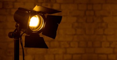 Üç ayaklıda iki stüdyo flaş. Profesyonel kullanım için fotoğrafçılar tarafından titreşen ışık. Spotlight ve Lambalı Fotoğraf Stüdyosu Işıklandırma Ekipmanı