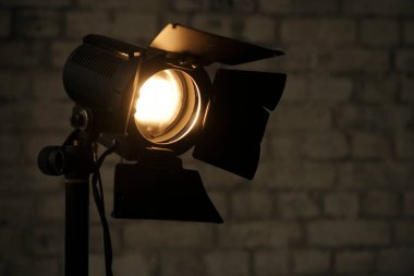 Tripodun üzerindeki stüdyo flaşı. Profesyonel kullanım için fotoğrafçılar tarafından titreşen ışık. Spotlight ve Lambalı Fotoğraf Stüdyosu Işıklandırma Ekipmanı