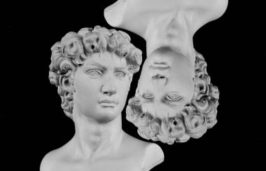 Beyaz alçı göğüs heykelleri. Siyah arkaplanda izole. 