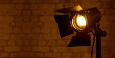 Üç ayaklıda iki stüdyo flaş. Profesyonel kullanım için fotoğrafçılar tarafından titreşen ışık. Spotlight ve Lambalı Fotoğraf Stüdyosu Işıklandırma Ekipmanı