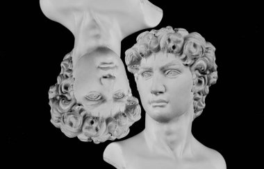 Beyaz alçı göğüs heykelleri. Siyah arkaplanda izole. 