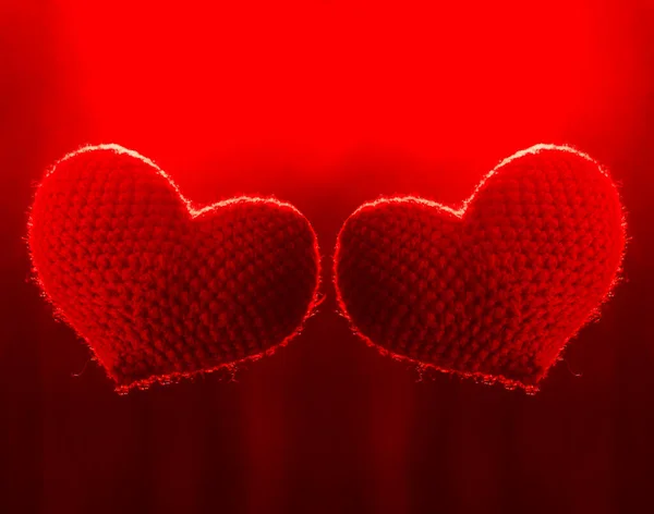 Дві Любовні Серця Зимовий Ліс Проти Сонця Червоні Плетені Серця — стокове фото