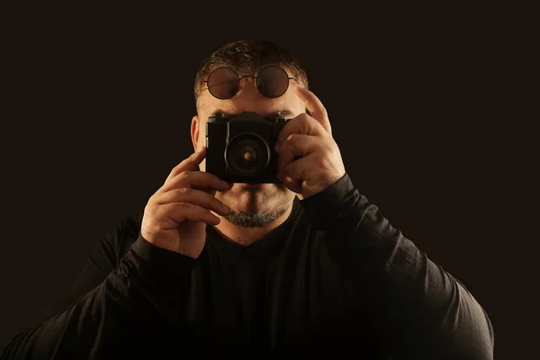 Homme Photographe Avec Appareil Photo Image Rapprochée Plan Studio — Photo