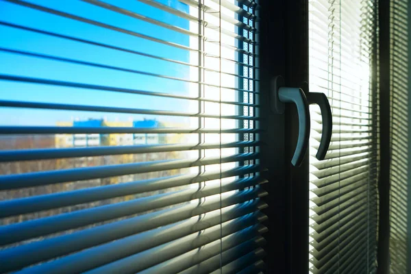 Ventana Cerrada Con Jalousie Persianas Verano Marco Ventana Los Rayos — Foto de Stock